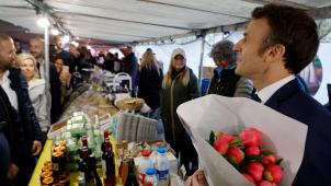 Le 8 avril dernier, Emmanuel Macron, sortant des studio de RTL, avait pris le temps de saluer les habitants de Neuilly au marché de Sablonville.