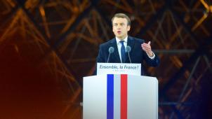 Emmanuel Macron prononce un discours devant le musée du Louvre, à Paris, après avoir remporté l