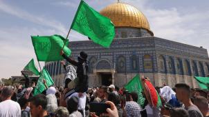 Les drapeaux du Hamas semblaient plus nombreux ce vendredi que l’étendard palestinien sur l’esplanade des mosquées à Jérusalem où de nouveaux heurts ont opposé jeunes Palestiniens et policiers israéliens.