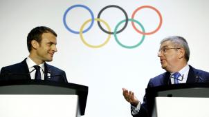 Le président du Comité International Olympique (CIO), Thomas Bach, accueille le président français Emmanuel Macron, en juillet 2017.