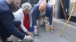 Menachem Margolin, président de l’EJA, Régine Suchowolski-Sluzny, survivante de l’Holocauste, et Philippe Close, bourgmestre de Bruxelles, nettoient un Pavé de la mémoire.