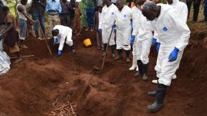 La commission Vérité et Réconciliation, dont les membres examinaient en2017 une fosse commune à Mwaro (centre), a qualifié de «génocide» ce que les Burundais, pudiques, appellent jusqu’aujourd’hui «Ikiza» (catastrophe).