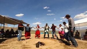 Des membres des tribus Paiute et Shoshone de Fort McDermitt, dans le nord du Nevada, protestent contre le projet d’exploitation de mines d’extraction de Lithium à Thacker Pass.