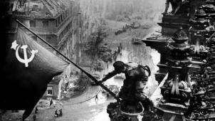 L’une des photos iconiques du dénouement de la Seconde Guerre mondiale: le 2 mai 1945, les soldats soviétiques plantent le drapeau de l’URSS sur le toit du Reichstag à Berlin.