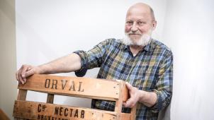 Henri Schweisthal, grand collectionneur, avec le dernier casier en bois fabriqué pour la brasserie d’Orval en 1971.