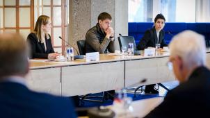 La députée Mariia Mezentseva (à dr.) s’était rendue le 21 avril dernier avec une délégation ukrainienne devant le Parlement néerlandais, à La Haye.