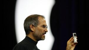 «Aujourd’hui, nous vous présentons un produit», avait déclaré Steve Jobs en présentant l’iPod. «Et ce produit, nous l’avons appelé iPod. L’iPod transformera de manière fondamentale la façon dont on écoute la musique.»