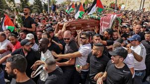 La foule palestinienne emmène la dépouille mortelle de Shireen Abu Akleh vendredi vers sa dernière demeure à Jérusalem.