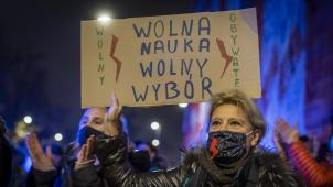 La loi polonaise sur l’avortement, l’une des plus strictes en Europe, a déchaîné les protestations des femmes du pays. C’est avec effroi que de nombreuses Ukrainiennes arrivant en Pologne la découvrent, alors qu’elles ont parfois été victimes de viol.
