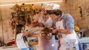 Dans «Boucherie Bacul», les enfants du public mettent aussi la main à la pâte.