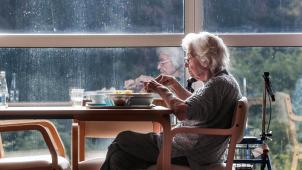 D’après la Commission européenne, l’entrée en maison de repos est prématurée pour près d’un pensionnaire sur quatre en Belgique.