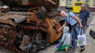 Des tanks russes détruits ont été exposés sur la place de Kiev.