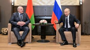 Le président biélorusse Alexandre Loukachenko, complice du maître du Kremlin, a donné son aval à ce que soient postées des troupes russes sur le territoire biélorusse, duquel des missiles ont également été lancés.