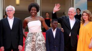 Jean-Pierre et Luc Dardenne foulent encore une fois le tapis rouge de Cannes, accompagnés de leurs acteurs.