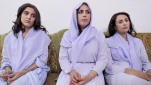 Les sœurs Wadha, Eyna et Hanifa, en tenue traditionnelle yézidie, à l’automne 2021 en Irak. Leurs témoignages ont depuis été recueillis par la justice belge.