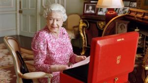 Le documentaire de la BBC est l’occasion pour la Reine nonagénaire de livrer en quelque sorte son testament royal et un exemple pour « la relève ».