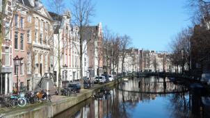 La capitale des Pays-Bas est notamment connue pour ses canaux et sa mobilité douce.