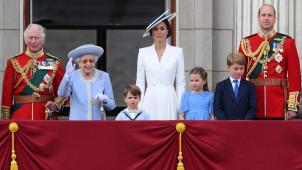La Reine ne s’est pas déplacée dans sa calèche dorée d’un site à l’autre mais n’est apparue que sur le balcon de Buckingham Palace, à la fin de la parade, accompagnée des «working royals».
