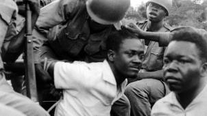 Arrestation de Patrice Lumumba par les forces mobutistes.