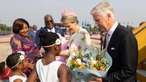 Le Roi et la Reine sont accueillis à l’aéroport par le Président Tshisekedi et la First Lady Denise Nyakeru.