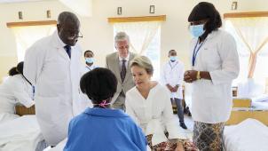 «Nous vous admirons beaucoup et nous ne vous oublierons jamais», a déclaré aux femmes victimes de violences sexuelles la Reine manifestement très émue lors de sa visite à l’hôpital Panzi dirigé par le Dr Mukwege.