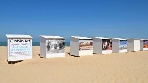 La cité balnéaire de Saint-Idesbald rend hommage à Paul Delvaux avec ses fameuses cabines de plage.