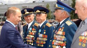 Vladimir Poutine (ici, en 2003, avec des vétérans de la Deuxième Guerre) ne manque aucune occasion de mettre en avant les hauts faits d’armes de l’Armée rouge.