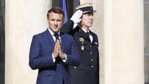 Pour l’emporter, Emmanuel Macron n’y est pas allé de main morte.