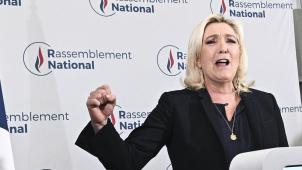 Devant ses fidèles, Marine Le Pen a promis d’incarner une «opposition ferme» mais «responsable, c’est-à-dire respectueuse des institutions».