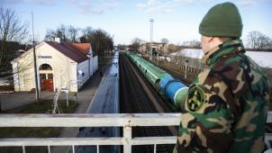 Un soldat lituanien surveille depuis un pont l’enregistrement des trains russes à la frontière avec l’enclave de Kaliningrad.