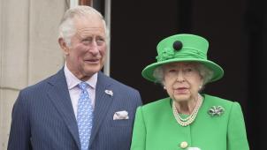 Les affaires du prince Charles peuvent-elles remettre en cause l’ordre de succession? Au nom du légitimisme, Elizabeth II ne veut pas sauter une génération, même si elle se méfie de son fils.