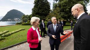 La présidente de la Commission européenne, Ursula von der Leyen, a retrouvé le Premier ministre ukrainien, Denys Shmyhal (de dos), sur les bords du lac de Lugano.