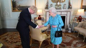 En juillet 2019, la reine Elizabeth II recevait Boris Johnson pour l’inviter à former un gouvernement.
