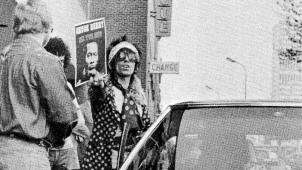 A la sortie de son hôtel bruxellois, Keith Richards exhibe le disque de Chuck Berry que Daniel Gardin vient de lui offrir.