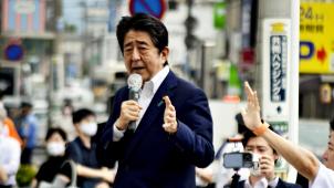 Shinzo Abe sur le podium du meeting électoral à Nara, quelques secondes avant l’attaque fatale.