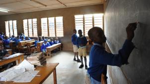 «L’accès à l’école primaire a très bien progressé en Afrique subsaharienne, mais il y a encore beaucoup à faire pour généraliser l’enseignement secondaire. Or, c’est une des clés pour retarder les grossesses adolescentes», précise Bruno Masquelier, professeur à l’UCLouvain et chercheur sur la démographie en Afrique.