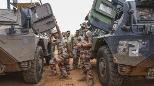 Les légionnaires du 2e REI inspectent les véhicules blindés. Arrivés en mars 2022, ils ont pris en juin la relève des parachutistes du 2e REP au Niger.