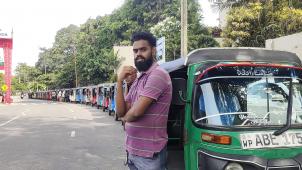 Depuis 4 jours, Periyasami Rajarathnam fait la file pour espérer se ravitailler en essence.