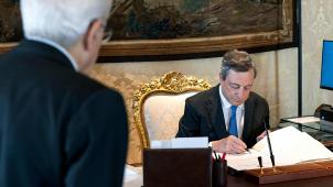 Le Premier ministre italien démissionnaire Mario Draghi signe le décret de dissolution du Parlement devant le Président italien Sergio Mattarella.