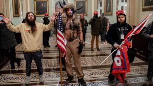 Des partisans du président américain Donald Trump, dont Jake Angeli, partisan de QAnon connu pour son visage peint et son chapeau à cornes, entraient dans le Capitole américain le 6 janvier 2021, à Washington.