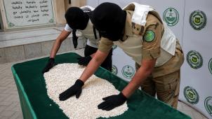 Jeddah, Arabie saoudite, le 1er mars 2022. Des officiers inspectent des pilules de captagon saisies. Le pays pointe en responsable de ce trafic la milice «terroriste» libanaise du Hezbollah, alliée du régime syrien.