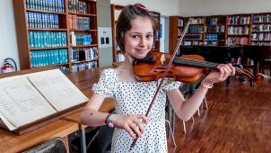 Georgia Koumentakou, 10 ans, a ressuscité en concert le demi-violon d’enfance de la violoiste belge Irma Sèthe (1876-1958).