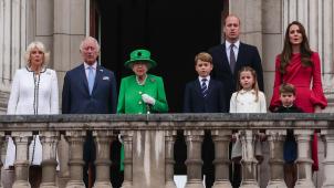 Elizabeth II, en restant à son poste, entend écourter au maximum le règne de Charles, ce fils dont elle se méfie, au profit de William, le petit-fils qu’elle a formaté à son image.