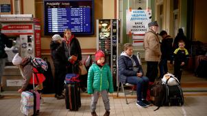 A Przemysl, dans l’est de la Pologne, des réfugiés ukrainiens en attente d’un train pour continuer leur voyage.