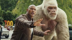 Le primatologue Davis (The Rock) tente de sauver ses animaux victimes d’une expérience génétique.