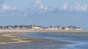 Une vue du Crotoy, au bord de la baie, avec sa plage occupée par une colonie de phoques.