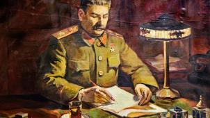 Joseph Staline, le «tsar rouge», ne buvait pas que du thé, quoi qu’en dise cette peinture accrochée dans son musée à Gori, sa ville natale en Géorgie.