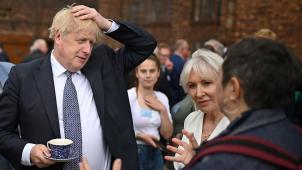 La rhétorique d’un «coup» contre Boris Johnson est, entre autres, reprise par Nadine Dorries (à droite), la ministre du Digital, de la Culture, des Médias et du Sport, sans franchir le pas de demander qu’il reste Premier ministre.