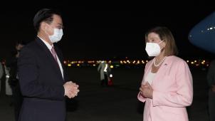 La présidente de la Chambre des représentants américaine, Nancy Pelosi, accueillie par le ministre taïwanais des Affaires étrangères, Joseph Wu, à son arrivée à l