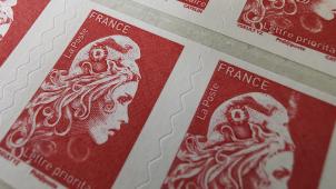 Le timbre «rouge», timbre prioritaire français, sera bientôt remplacé par l’e-lettre, une sorte de mail qui tairait son nom: un courrier numérisé par l’expéditeur avant d’être imprimé dans un bureau de poste proche du destinataire qui le lui remettra.